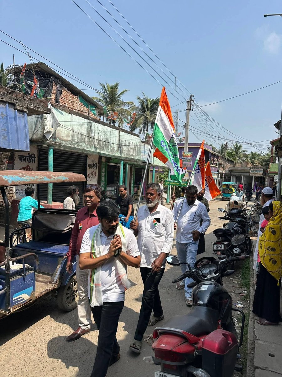 IYCWestBengal's tweet photo. নন্দীগ্রামে বিধানসভার জাতীয় কংগ্রেসের মনোনীত প্রার্থী জনাব জারিয়াতুল হোসেনের মানুষের সাথে সংযোগ স্থাপন, ভাটপুকুর এলাকায় প্রচারের সময় সাধারণ মানুষের সাথে দেখা এবং কথা বলার মুহূর্ত।

#Nandigram #Bhatpukur #JariatulHossain #PublicRelation  #NandigramDiaries #Humanity https://t.co/hoBu4DJ4j1
