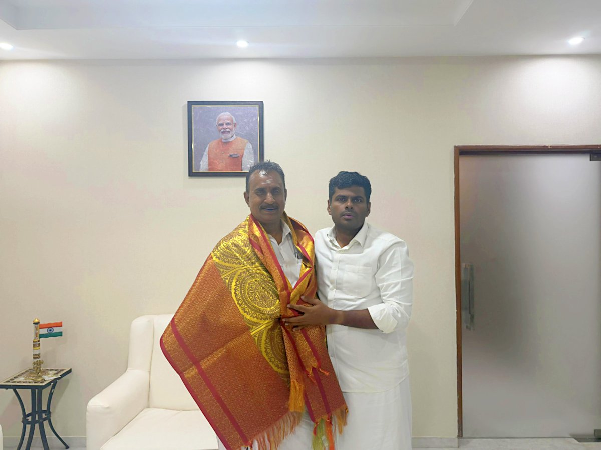 SPVelumanicbe's tweet image. பாரதிய ஜனதா கட்சியின் முன்னாள் மாநிலத் தலைவர் திரு. @annamalai_k அவர்களை கோவையில் உள்ள அவரது இல்லத்தில் நேரில் சந்தித்து வாழ்த்துகளை மகிழ்ச்சியோடு பகிர்ந்துகொண்டோம்.

@EPSTamilNadu @AIADMKOfficial #AIADMK