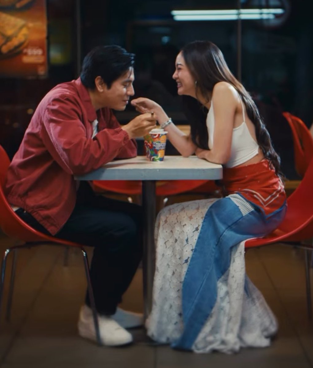 kimpaucrumbs's tweet image. rold, ganito ka pala sa iba 😭 ganito pala tamang pagkain ng chowking halohalo by pair hmmp 

ICONIC KIMPAU SANGKAPA
#ChowkingHaloHaloSupreme #KimPau