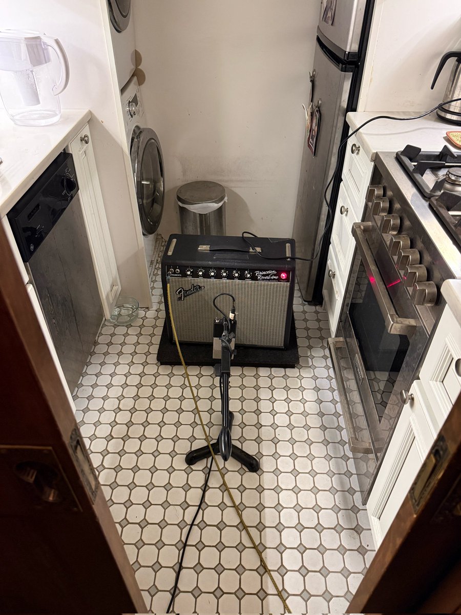 marklmhg's tweet image. this is definitely not his home (the refrigerator is different) is he filming something.......