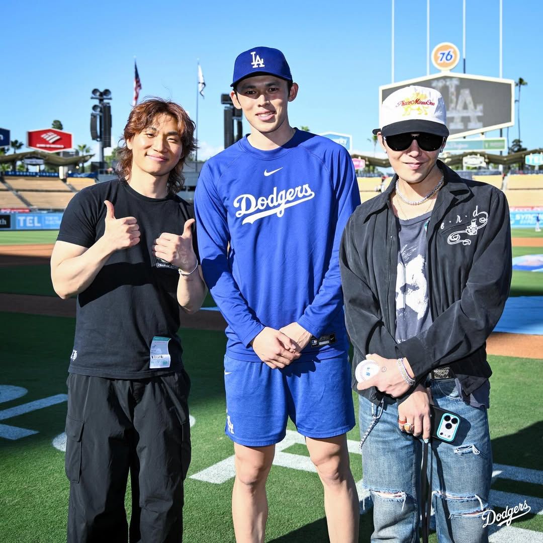 DAESUNG AND GD AT DODGER STADIUM? FANTASTIC, BABY!

LOOK: BIGBANG’s G-Dragon and Daesung attend the Los Angeles Dodgers game against the New York Mets.

The two K-pop stars posed with Dodgers’ Kim Hyeseong, Blake Snell, and Roki Sasaki. | 📷: Dodgers/Instagram via Fritz Dominique