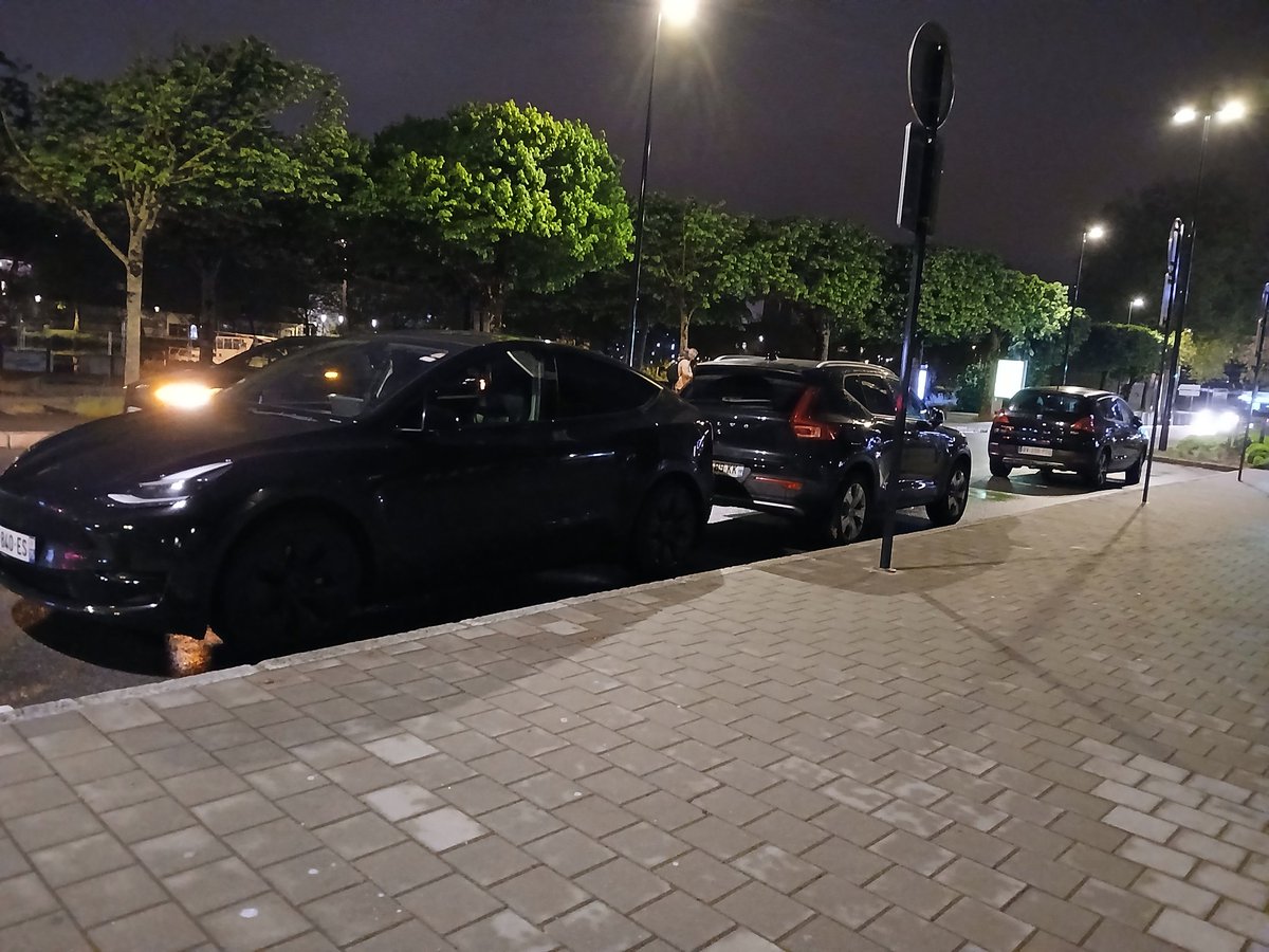 malory_martin's tweet photo. @nantesfr gare sud . 6h10. 3 voitures garées sur des arrêts minutes. Personne aux volant. Moteur éteint..  a cause de guignols, des véhicules font n'importe quoi pour déposer des gens. Arrêtées au milieu de la route... https://t.co/HWA7dYvuOR