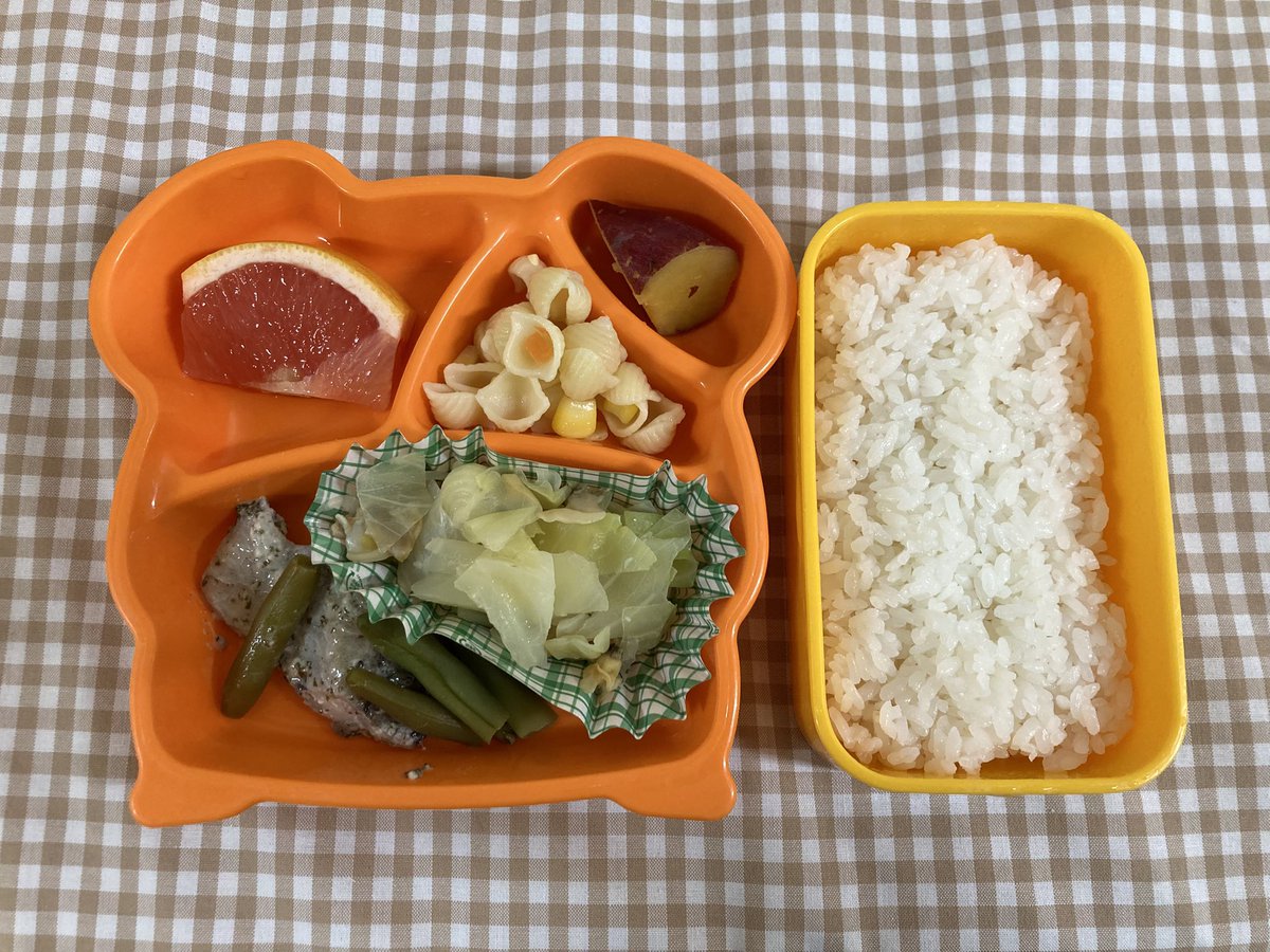 今日の弁当給食（４月１５日）
タラのしそマヨ焼き
いんげんグラッセ
キャベツとアサリのスープ煮
マカロニとコーンのソテー
さつまいもの甘煮
ピンクグレープフルーツ