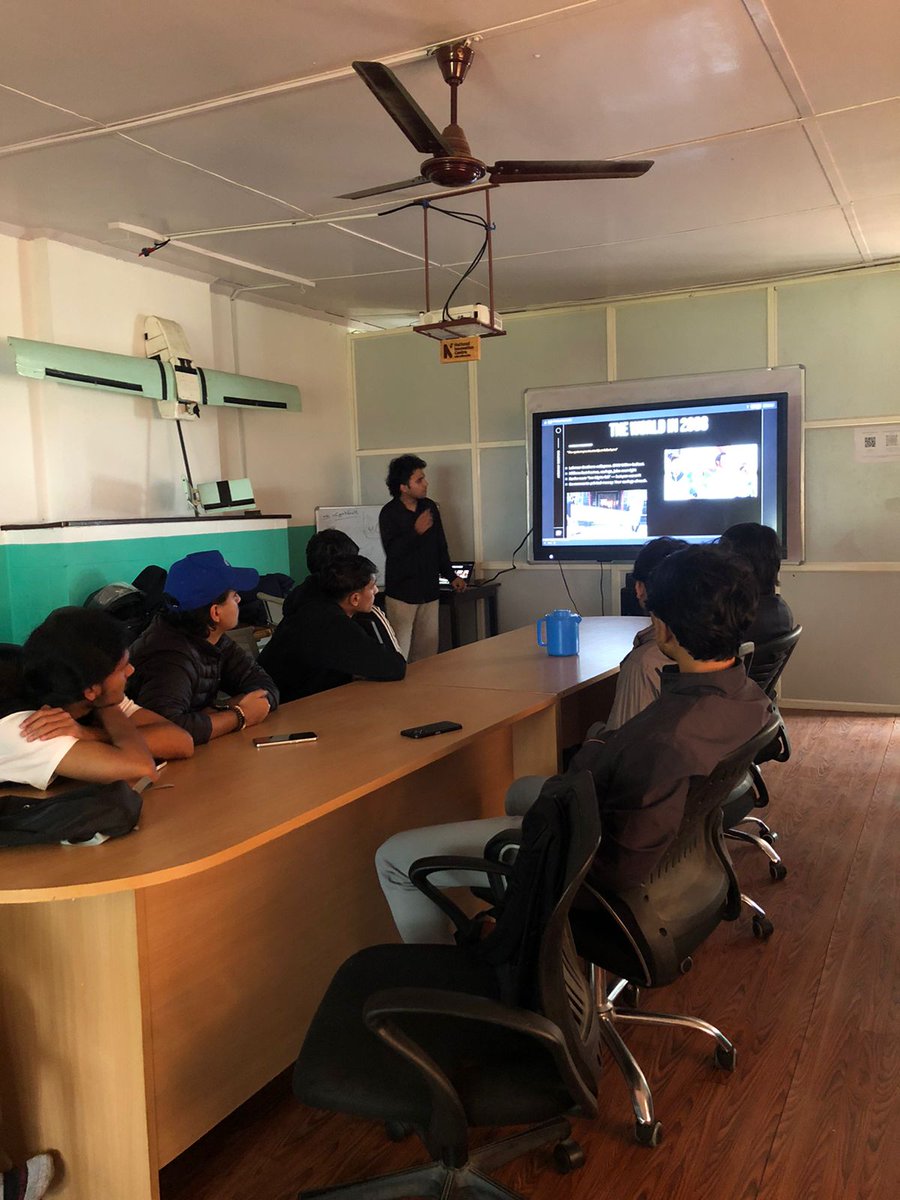 pratikthapw's tweet photo. Late post, just wrapped up the Solana Frontier City Mixer in Pokhara on collab with @SuperteamNPL 

Great energy and even better conversations.
Thanks to @0xdipak brother for breaking down complex topics and leading insightful idea discussions.
Pokhara is building, not waiting. https://t.co/dzqDgtwSdT