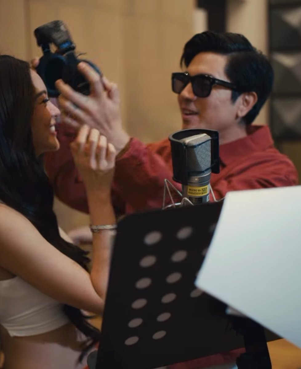 kimpaucrumbs's tweet image. ganito din pala dapat mag recording? guard!!!!! pakidampot ‘tong dalawa hahahaha

ICONIC KIMPAU SANGKAPA
#ChowkingHaloHaloSupreme #KimPau