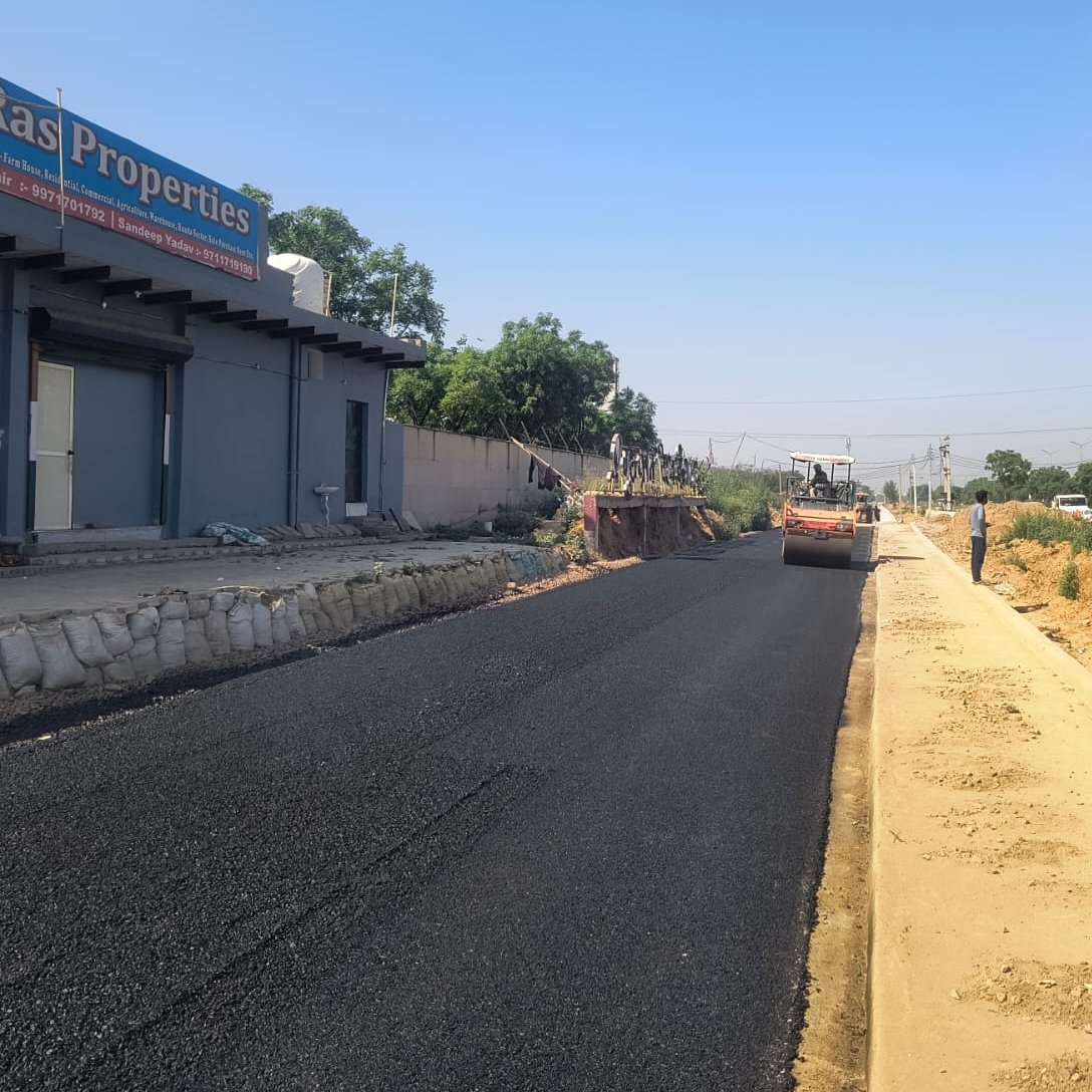 OfficialGMDA's tweet image. Enhancing Mobility in New Gurugram! 🚗
- New service roads are being developed along Sector 87, to improve traffic flow and provide smoother connectivity for commuters.
#Gurugram #Connectivity #UrbanDevelopment #RoadInfrastructure #Connectivity