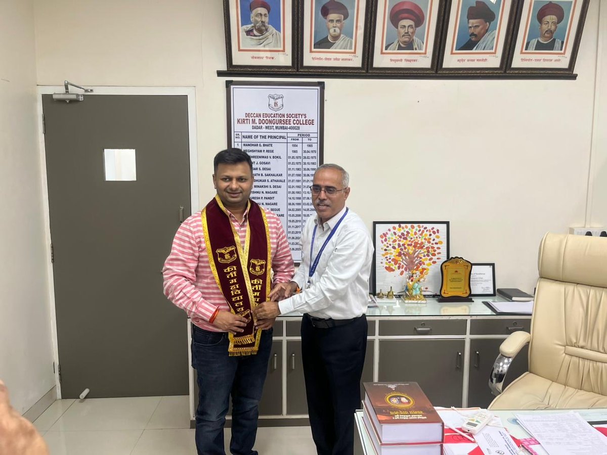 CAPratikKarpe's tweet photo. As a part of the Mumbai Clean League campaign of @mybmc initiative today visited Kirti College in Dadar to request them to participate in this great initiative where @akshaykumar is a brand ambassador

Principal Shri Arvind Markende ji also felicitated me for my appointment as Corporator in BMC , we also discussed local issues around the campus and some innovative ideas were shared by him

This initiative was announced by BJP Mahayuti in Manifesto under leadership of Hon CM Shri @Dev_Fadnavis ji & Hon BJP Mumbai President Shri @AmeetSatam ji