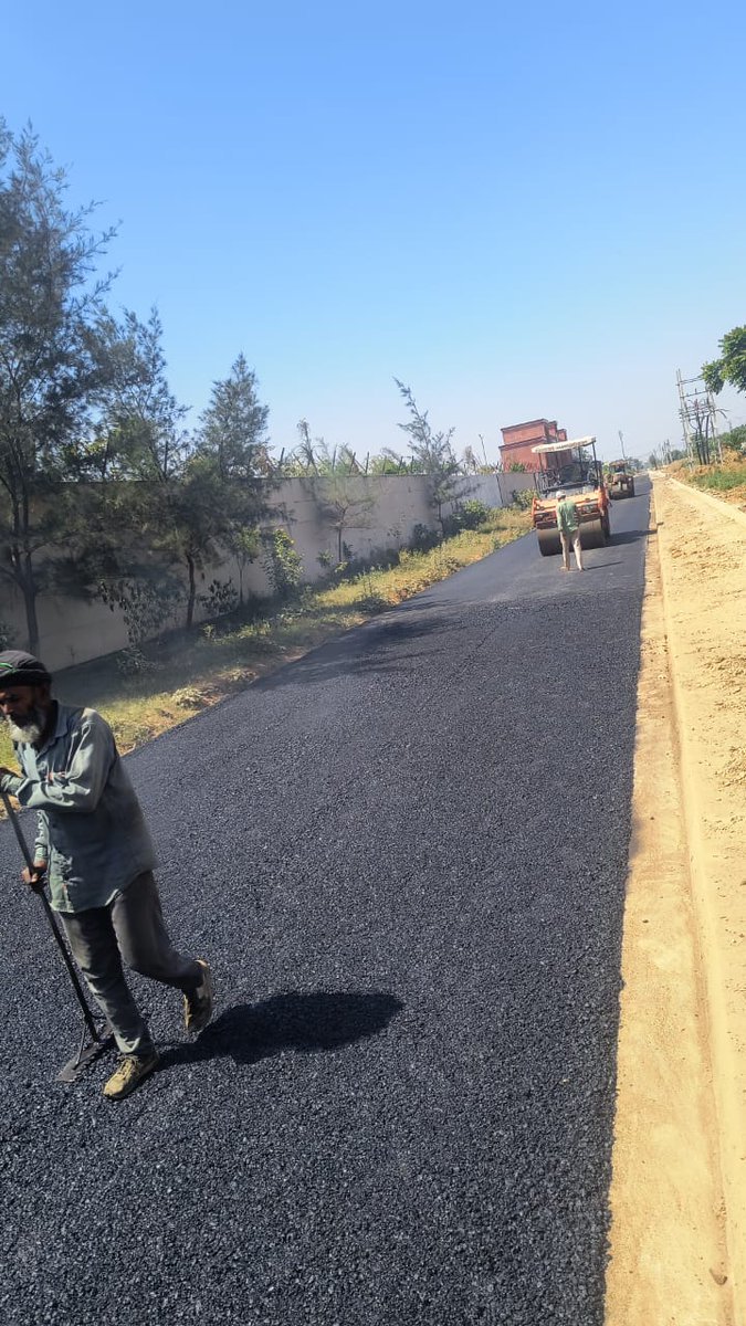 OfficialGMDA's tweet image. Enhancing Mobility in New Gurugram! 🚗
- New service roads are being developed along Sector 87, to improve traffic flow and provide smoother connectivity for commuters.
#Gurugram #Connectivity #UrbanDevelopment #RoadInfrastructure #Connectivity