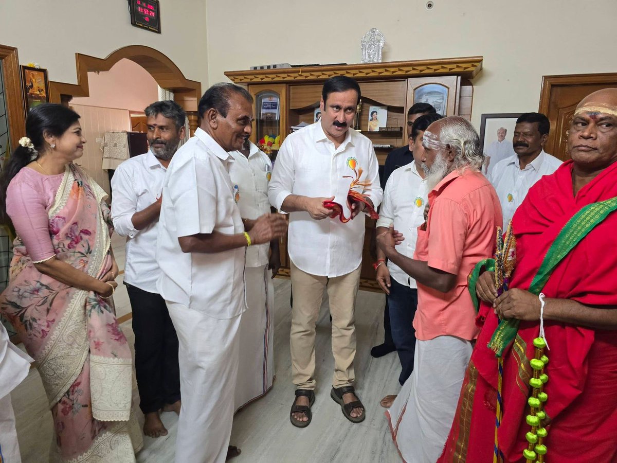 r_thirusangu's tweet photo. திருச்செந்தூர் முருகன் அருளால் கிடைத்த வெற்றிவேலை 🛕✨
தூத்துக்குடி தெற்கு மாவட்ட செயலாளர் பரமகுரு அவர்கள் உள்ளிட்ட பாட்டாளி உறவுகள், தருமபுரியில்
Anbumani Ramadoss மற்றும்
Sowmiya Anbumani அவர்களிடம் வழங்கி வாழ்த்து பெற்றனர்! 🙏🔥
#PMK #Anbumani #Dharmapuri #Murugan #VictoryVel https://t.co/kRVSaRrfs1