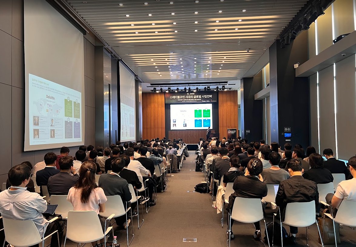 크립토 밋업의 기관화

첨부한 사진이 오늘의 핵심입니다. 
- 사람 가득
- 양복 입고
- 공부하듯이 열심히 청취하는
...

오늘 처음으로 크립토 이벤트를 위해서 여의도에 참석을 해봤습니다. 다른 이벤트에 큰 베뉴를 빌리고 20명채도 오지 않은 참사가 발생했는가 하면, 크립토 포럼이긴 하지만,