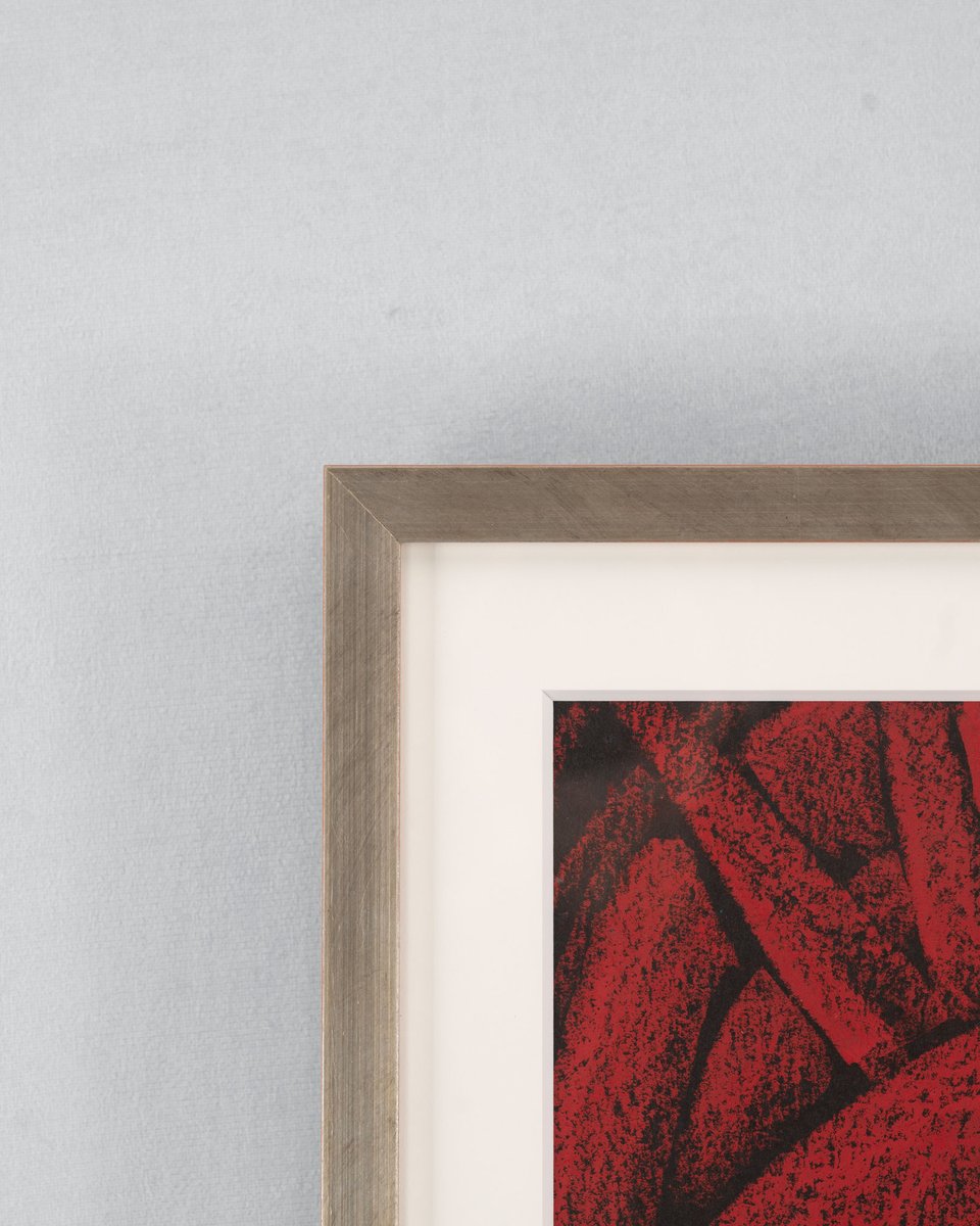 フランス人アーティスト、Julien Colombierによる、植物の生命力が溢れ出すような二つの作品を額装いたしました。
「赤」と「青」の作品に、シャンパンゴールドのフレームを施すことで、それぞれの色彩が持つエネルギーを引き出しています。