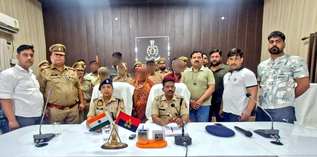 Etahpolice's tweet photo. एटा- थाना कोतवाली नगर पुलिस, सर्विलांस, स्वाट तथा इंटेलीजेन्स विंग टीम की संयुक्त कार्यवाही में अंतर्राज्यीय चोर/ठगी गैंग के 05 शातिर अभियुक्त व 03 अभियुक्ता गिरफ्तार। अभियुक्तों के कब्जे से 50,400 रुपये व आधार, एटीएम, पेन कार्ड, पासवुक, ड्राइविंग लाइसेंस इत्यादि बरामद। https://t.co/dwAPXnbRun