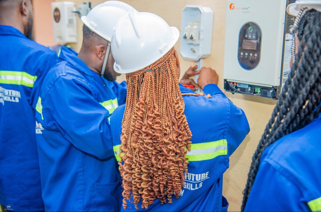 InfoCaasdev's tweet photo. Climate change is real, so is the opportunity for youth to lead the solution. Training youths is solar technology is how we fight climate change. Youths don't just get employable skills, they support the green energy transition and help tackle climate change  
@Y4Cofficial https://t.co/oOOETAEHtg