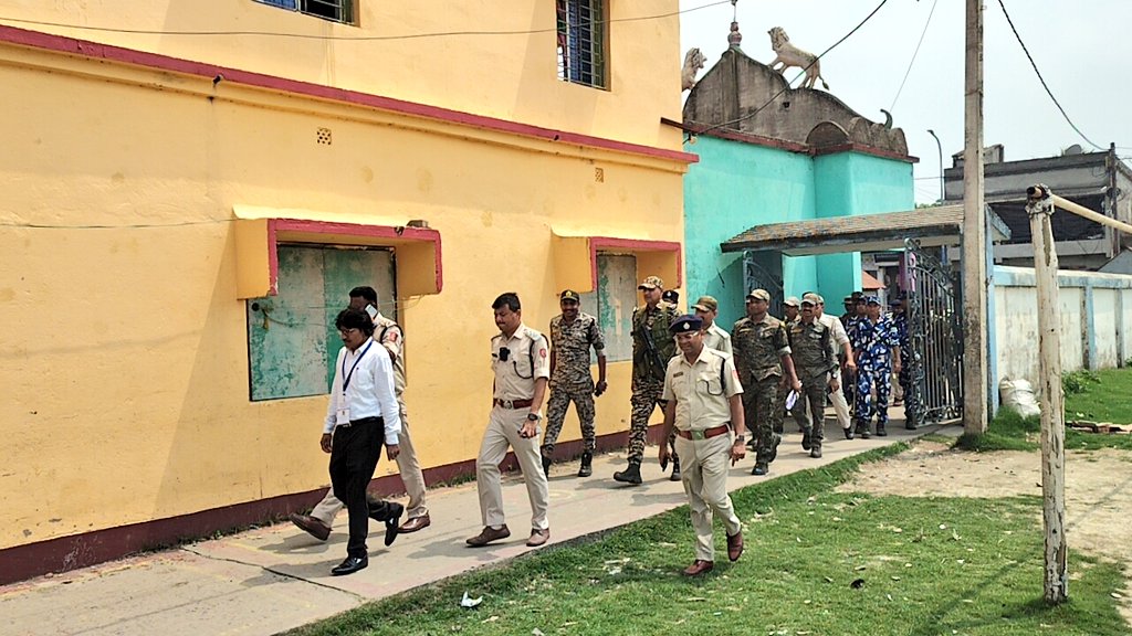 IMedinipur's tweet photo. Confidence-Building Visit at Sonachura, Haldia

DM &amp; DEO, Purba Medinipur, SP, Purba Medinipur, along with the CAPF District Force Coordinator, jointly visited at Sonachura, Haldia locality today (15.04.2026) to undertake confidence-building measures.
#CEOWB
#ECI
#ECISVEEP https://t.co/90CCTJW1MI