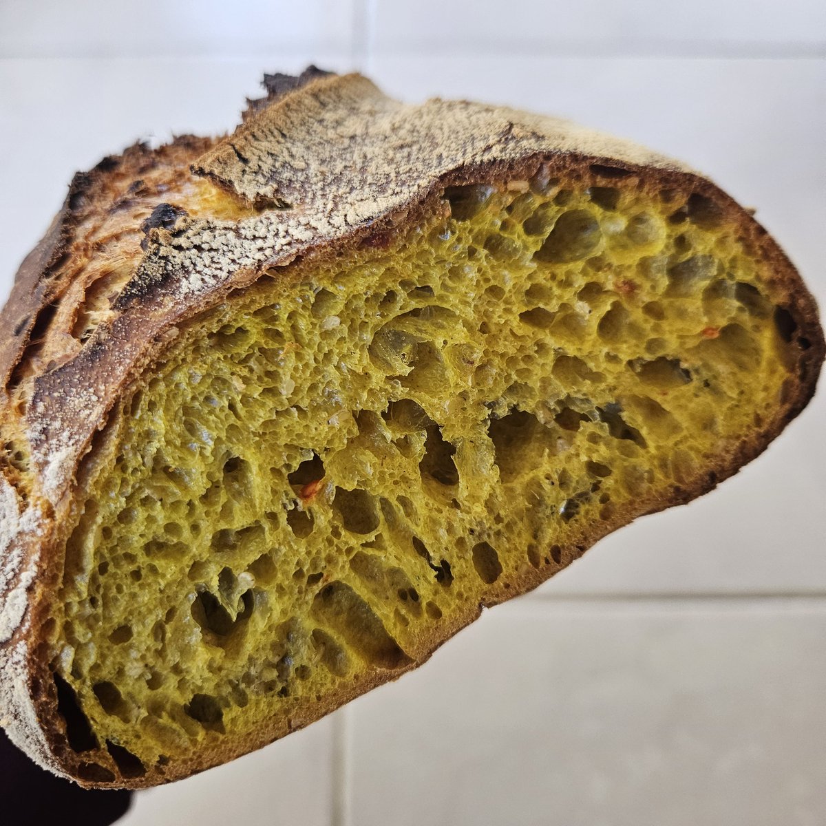 sandrambcrocs's tweet image. Avui de cúrcuma, llavors de sèsam i escames de 🌶. #pa #panarra #acasafempa