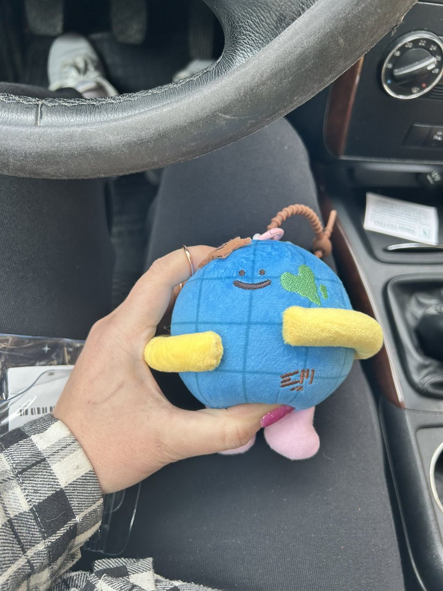 LoveForEarthMix's tweet image. DIRETTAMENTE DALLA THAILANDIA. QUESTA È LA MIA PRIMA MASCOTTE E MI BATTE IL CUORE A TREMILA. MR SATURNWORLD È FINALMENTE TRA LE MIE MANI😍😍😍😍😍😍😍😍😍IMPAZZISCO DI GIOIA, THANK YOU FRIEND