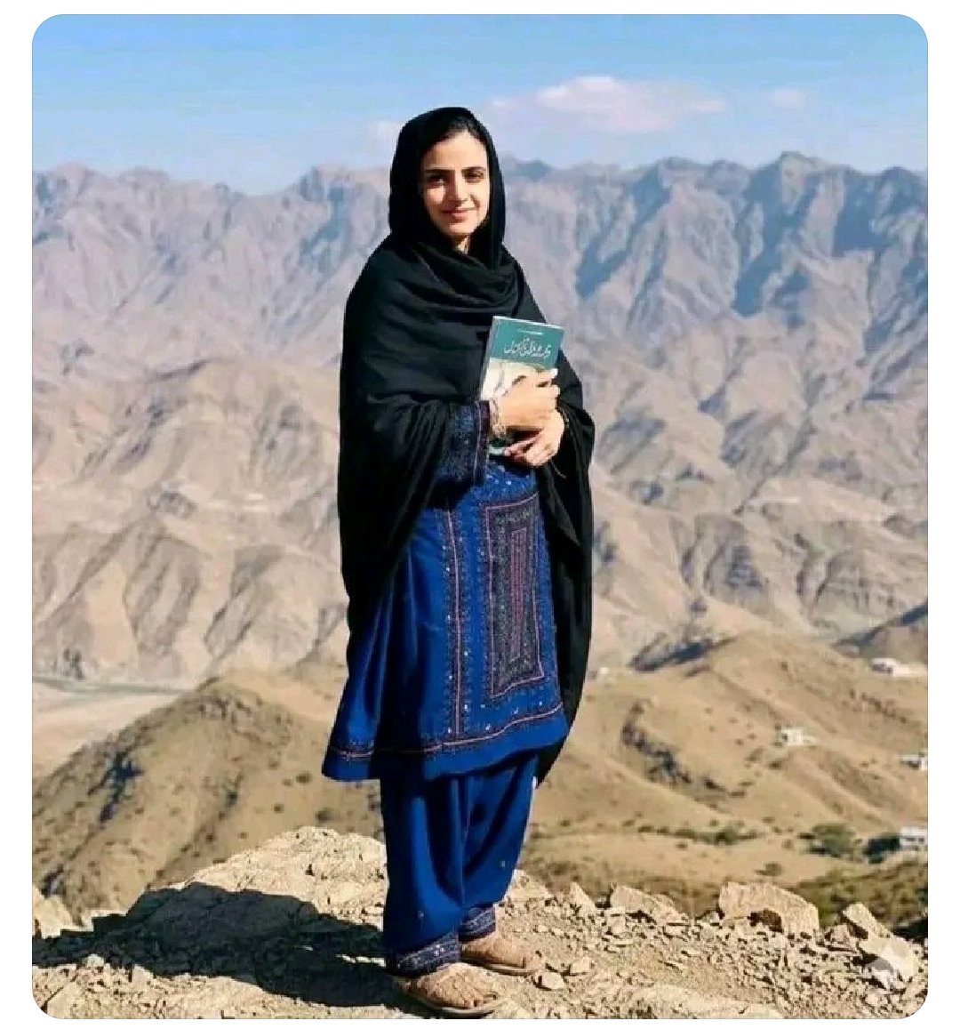 بلوچ کی تاریخ میں ہمیشہ ایسے لوگ پیدا ہوتے رہے ہیں جو اپنی قوم کی آواز بنتے ہیں اور آج کے دور میں مارنگ بلوچ انہی آوازوں میں سے ایک ہے
یہ صرف ایک تصویر نہیں بلکہ ایک پیغام ہے کہ اگر نیت سچی ہو اور دل میں اپنی زمین اور اپنے لوگوں کے لیے محبت ہو تو ایک انسان بھی ہزاروں لوگوں کی