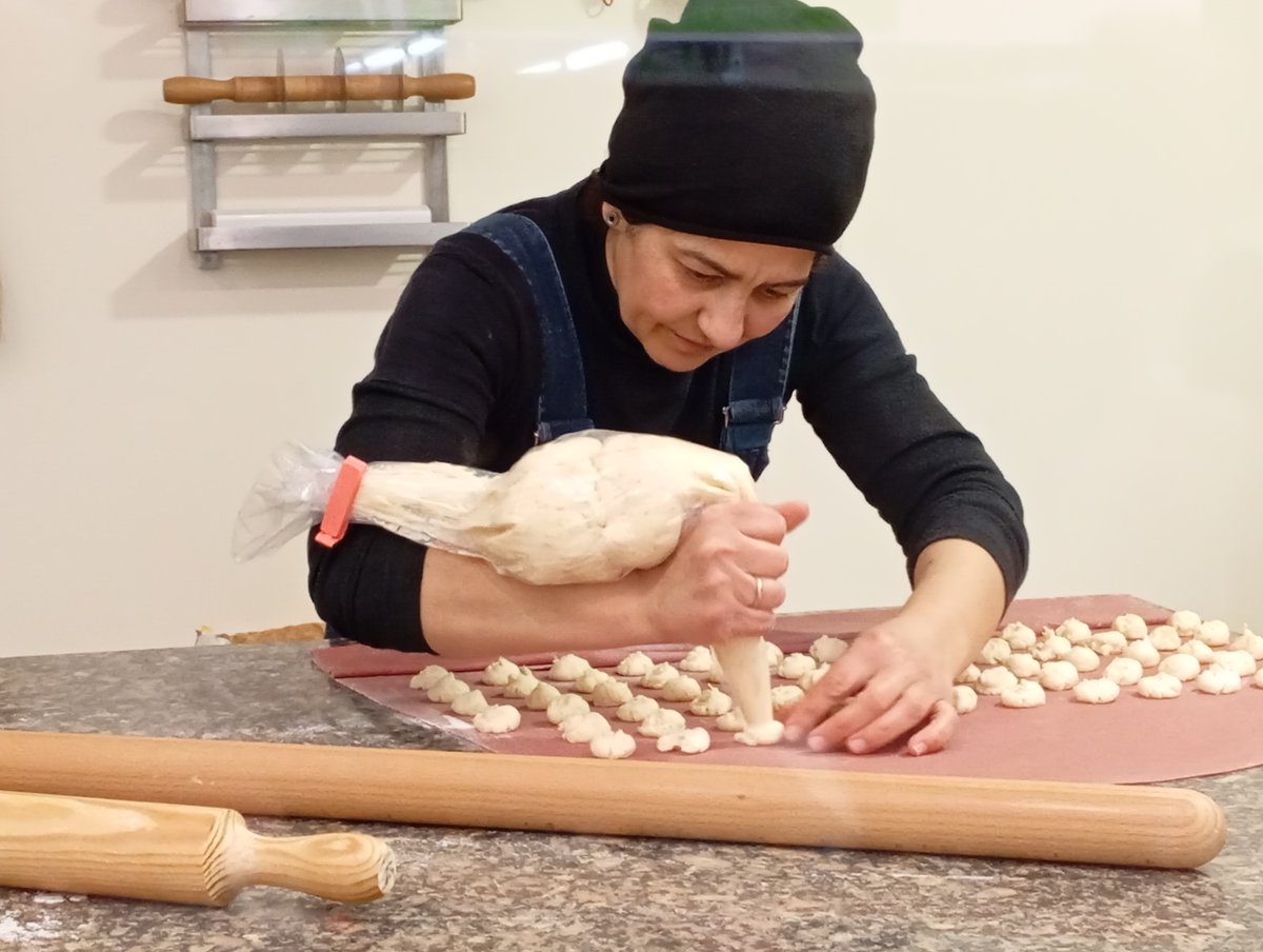 CelafaccioRadio's tweet photo. Hem caçat la Daniela (de #Sardegna a #VNG) mans a la pasta al #MercatDeMar. "Lavorando" rigorosament a mà, com ens ha explicat al programa. #CeLaFaccio #Italia 
📻 https://t.co/xuaD0QxEwB https://t.co/xIdrKK87mv