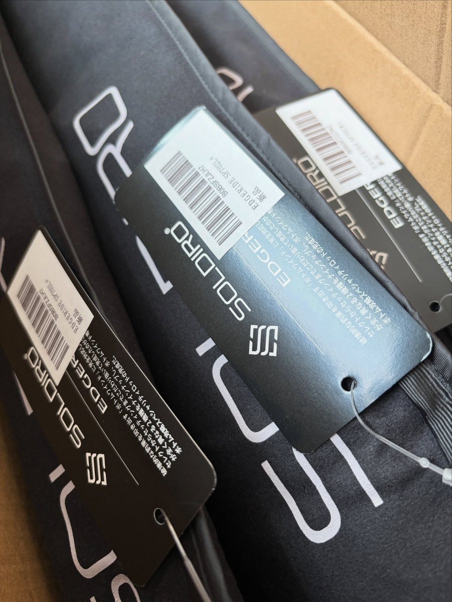 SOLDIRO_ROD's tweet photo. 昨年秋から完売となっていたEDGERIDEが2機種とも久しぶりに揃って入荷しました！

今回生産分は円安、原材料費高騰、輸送費高騰、モノ作りには全ての要素がマイナスとなる中での再生産で極小量の入荷になっております。

とりあえず、Amazon公式ストアへ近日中に入荷いたします！
#ソルディーロ https://t.co/IqiZS8Dzpw
