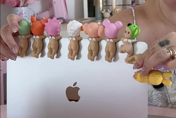 Dsl je comprends toujours pas pourquoi vous aimez avoir des bébés tout nus sur vos pc ou en déco...