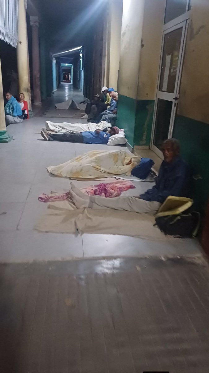 No es una escena de guerra. No es una catástrofe natural.
Es Cuba. Es Camagüey. Es hoy.
Ancianos  durmiendo en el suelo, a las puertas de un banco, para poder cobrar una pensión que no alcanza ni para sobrevivir.
Esto no es “resistencia”.
Esto no es “dignidad”.
Esto es
