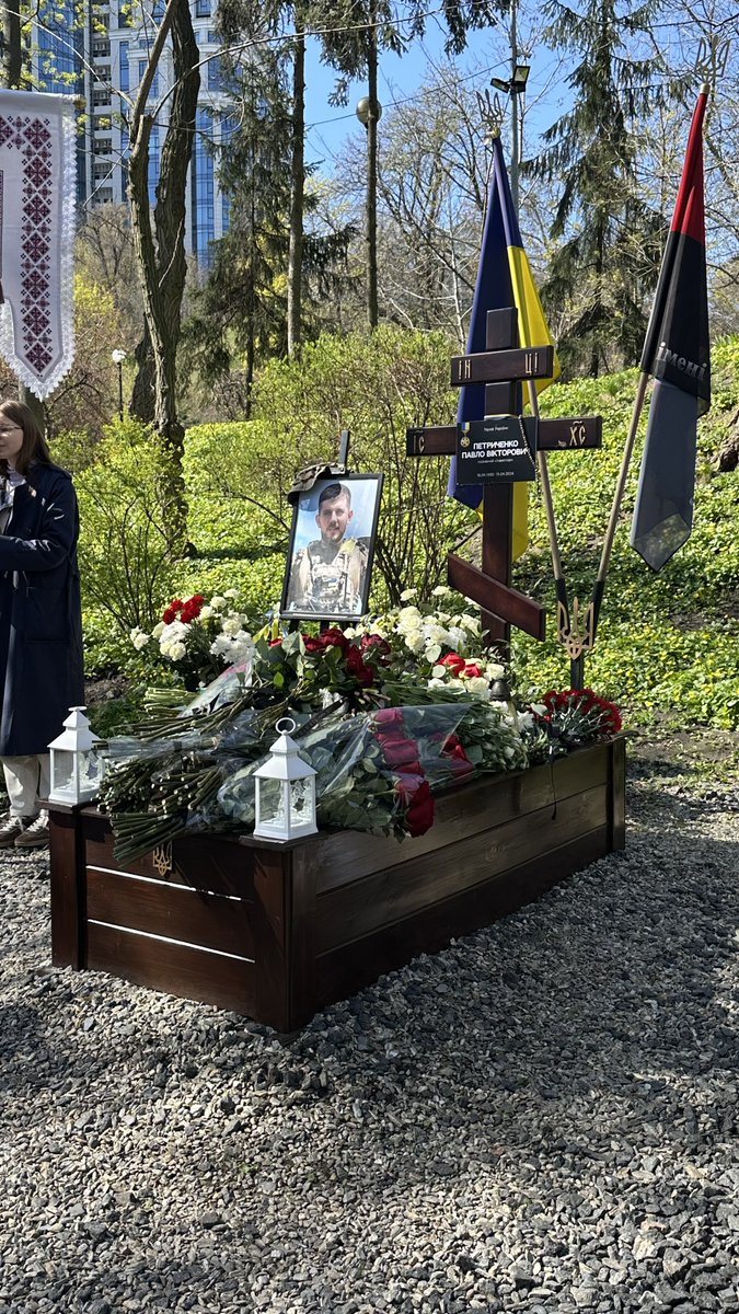 Найгірше, що робить ця чортова війна, — це забирає у нас найкращих людей.
Людей слова. І людей справи.
Які вміють будувати, мотивувати та які ще достобіса хорошого мали зробити.
Але не зроблять, бо їх вбила росія.
Сьогодні 2 роки без людини, яка рухала світ.
<a href="/vkrainets/">Павло Петриченко</a>, ми тут.