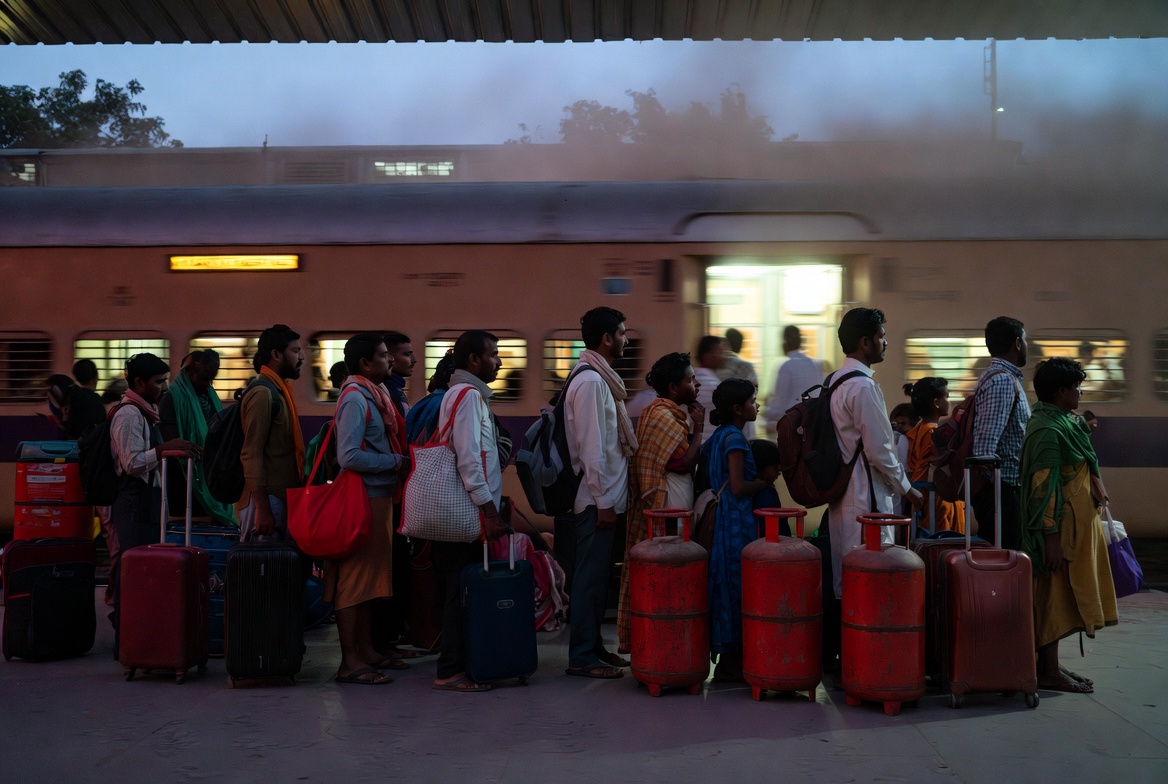 ArchanaMs18's tweet image. The city is consuming its own people. While South Delhi drawing rooms discuss "Net Zero," thousands of migrants are at Anand Vihar, fleeing a silent crisis.

The fire in their kitchens has been snatched away. 🧵👇

#TheSocialTruth #MigrationCrisis

the-social-truth.blogspot.com/2026/04/the-in…