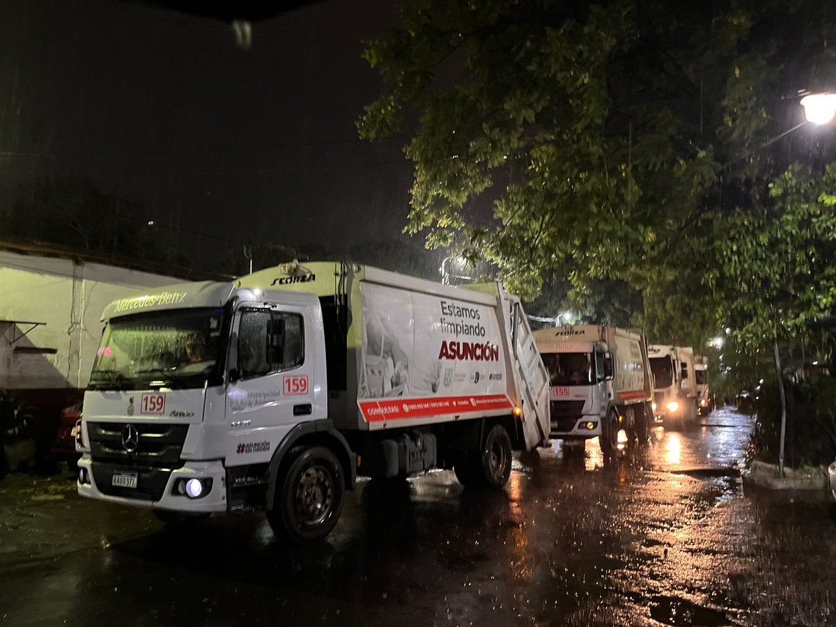 Llueva o truene, ellos no se detienen. 👷🏼‍♂️🚛🌧️

➡️ Miércoles, desde tempranas horas, los operarios de #Recolección de basura ya están listos para salir a las calles y cumplir con el servicio del día. 💪