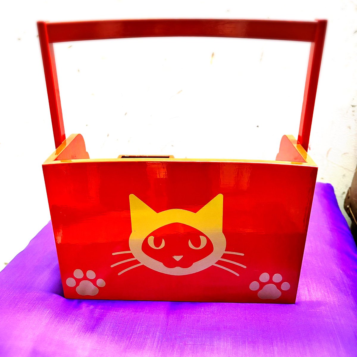 #松竹座
#大當り伏見の富くじ

鳰照（におてる）太夫は、猫の「初音」ちゃんをこよなく愛する、愛猫家。
身の回りのいろいろなところに、「猫」が潜んでいますよ。
例えばこの莨盆にも！猫がかわいく描かれています。
ご観劇の折には、他にも探してみてくださいね！

#藤浪小道具
#小道具