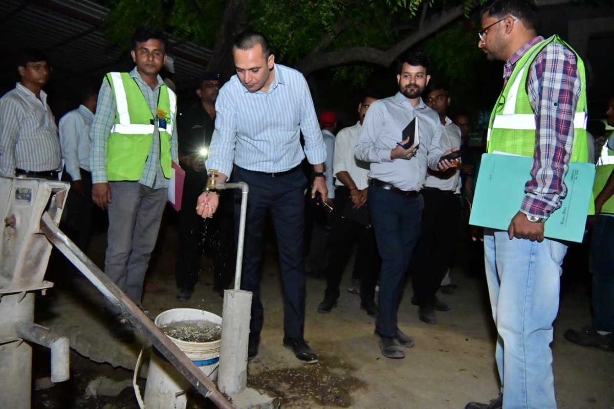 upjnrhq's tweet photo. प्रबन्ध निदेशक, उ0प्र0 जल निगम (ग्रामीण) द्वारा दिनांक 13.04.2026 को  जनपद वाराणसी के विकास खण्ड, हरहुवा के ग्राम प्रताप पट्टी में जल निगम ग्रामीण द्वारा कराये गये जल जीवन मिशन के कार्यों का औचक निरीक्षण किया गया तथा वहाॅ के लाभार्थी/कनेक्शनधारकों से वार्ता की गयी। लाभार्थियों द्वारा अवगत कराया गया कि योजना में 1.5 वर्ष से नियमित जलापूर्ति की जा रही है।
गर्मी के मौसम को देखते हुए निर्धारित गुणवत्ता एवं मात्रा के साथ नियमित रूप से जलापूर्ति करने हेतु निर्देशित किया गया। @swsmup