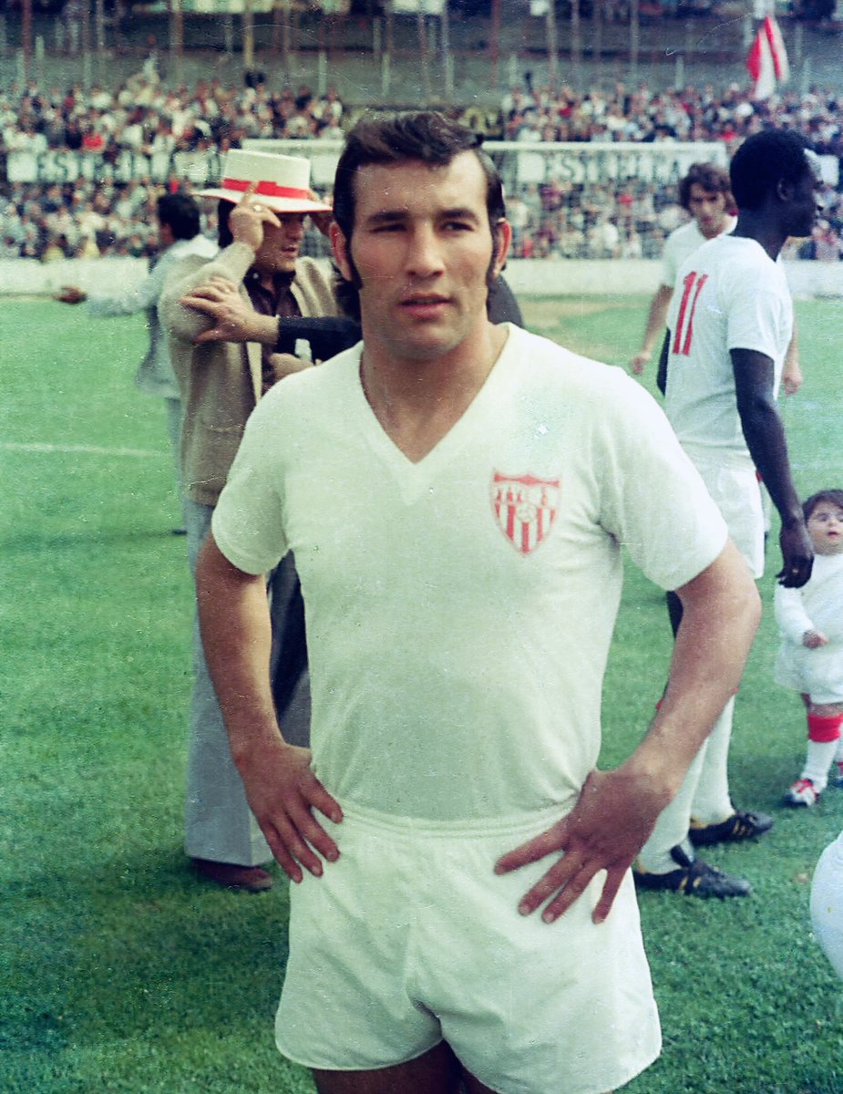 olympia_vintage's tweet image. Curro Sanjosé, DEP.

Lateral duro, honesto, disciplinado y muy sacrificado. “Dorsal leyenda” del #SFC, “one club man”, un histórico del Sevilla FC.