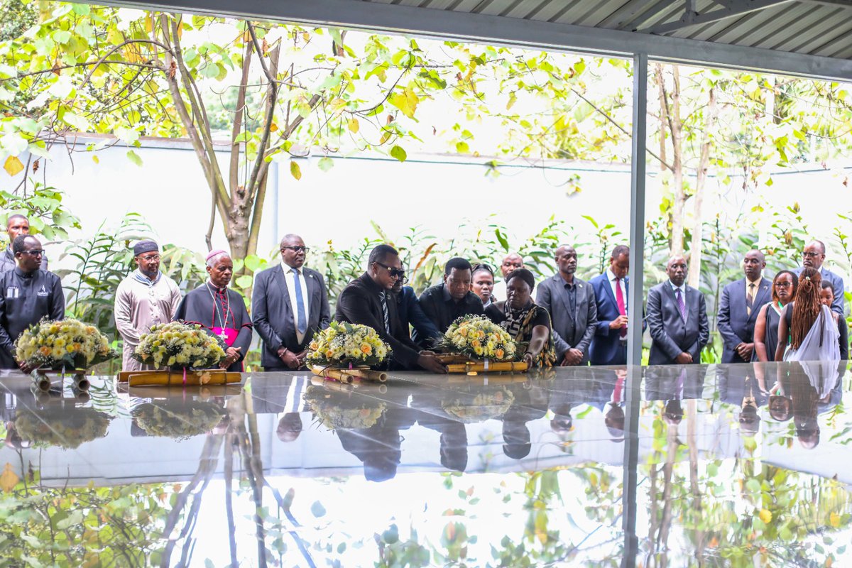 Minisitiri wa <a href="/RwandaMoD/">Rwanda Defence Force</a> Juvenal Marizamunda, Intumwa za <a href="/RwandaParliamnt/">Rwanda Parliament</a>, <a href="/RwandaJudiciary/">Judiciary of Rwanda</a> n'abandi bayobozi bifatanyije n'Abanya-Musanze mu gikorwa cyo #Kwibuka32 abatutsi bazize Jenoside biciwe mu cyahoze ari 'Cour d'Appel de Ruhengeri' n'abaroshywe mu mugezi wa Mukungwa.