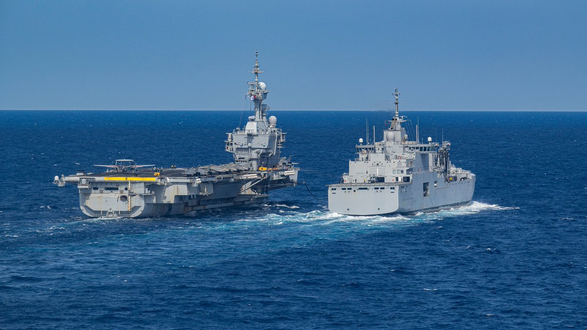 MarineNationale's tweet image. #Engagement | Le 11 avril, en Méditerranée orientale, le Charles de Gaulle réalise pour la 1ère fois le catapultage d’un Hawkeye pendant un ravitaillement à la mer.
👉Une capacité clé pour renforcer la protection du groupe aéronaval en complément du catapultage des Rafale Marine.