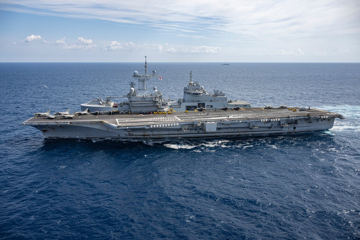 MarineNationale's tweet image. #Engagement | Le 11 avril, en Méditerranée orientale, le Charles de Gaulle réalise pour la 1ère fois le catapultage d’un Hawkeye pendant un ravitaillement à la mer.
👉Une capacité clé pour renforcer la protection du groupe aéronaval en complément du catapultage des Rafale Marine.