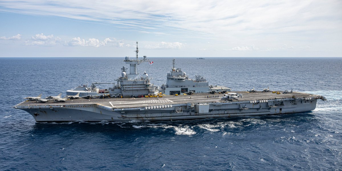 MarineNationale's tweet image. #Engagement | Le 11 avril, en Méditerranée orientale, le Charles de Gaulle réalise pour la 1ère fois le catapultage d’un Hawkeye pendant un ravitaillement à la mer.
👉Une capacité clé pour renforcer la protection du groupe aéronaval en complément du catapultage des Rafale Marine.