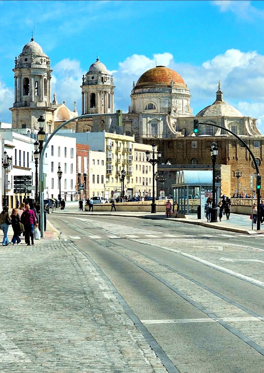 ¿Sabías que Cádiz es más antigua que Roma? Mientras en Roma empezaban, aquí llevábamos siglos de arte y buen pescaíto.😊Más información: cadizturismo.com #CádizSostenibleQuiereVerte <a href="/diputacioncadiz/">Diputación de Cádiz</a> Foto: Catedral de Cádiz y Campo del Sur   Autor: ig: josemanuelalgeciras