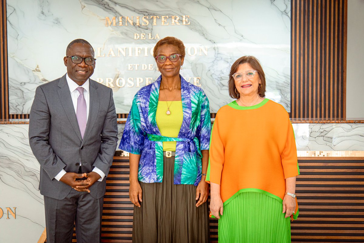 UNFPAGabon's tweet photo. En pleine opération de RGPL, le Directeur régional de l’@UNFPAWCARO, le Dr Sennen Hounton, a été reçu par la Ministre de la Planification, Mme Louise Pierrette Mvono. 
Une visite de la salle de veille informatique a ensuite été effectuée
Lire l'article : https://t.co/Pe8wrADgFj https://t.co/rJwxnEiVlW