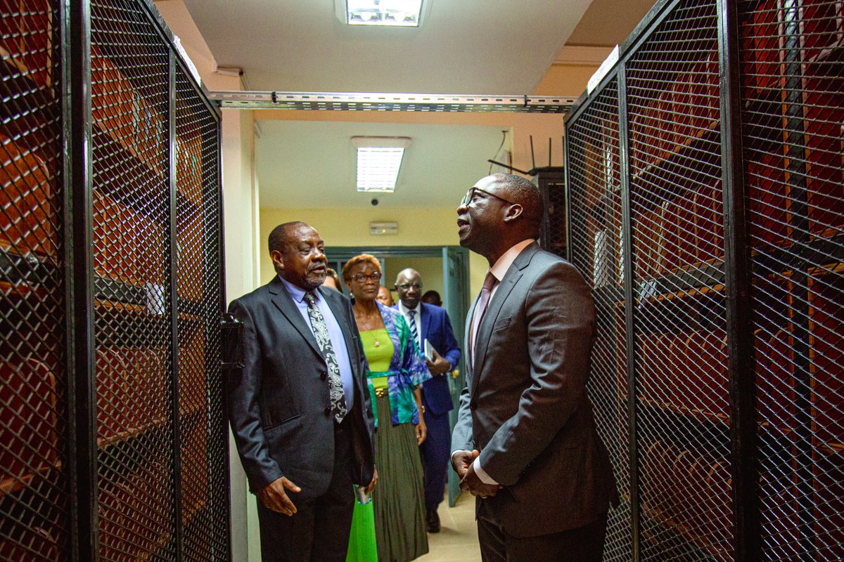 UNFPAGabon's tweet photo. En pleine opération de RGPL, le Directeur régional de l’@UNFPAWCARO, le Dr Sennen Hounton, a été reçu par la Ministre de la Planification, Mme Louise Pierrette Mvono. 
Une visite de la salle de veille informatique a ensuite été effectuée
Lire l'article : https://t.co/Pe8wrADgFj https://t.co/rJwxnEiVlW