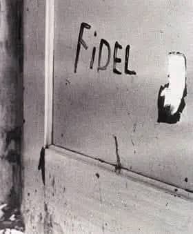 Cuando con sangre se escribe Fidel,
late la historia encendida,
memoria nunca vencida,
como raíz de laurel.
Se alza su voz de papel,
con temple, fuego y valor,
sembrando digno clamor,
frente a todo lo existente,
con paso firme y valiente,
defiende sueño y honor.
#CubaEstáFirme