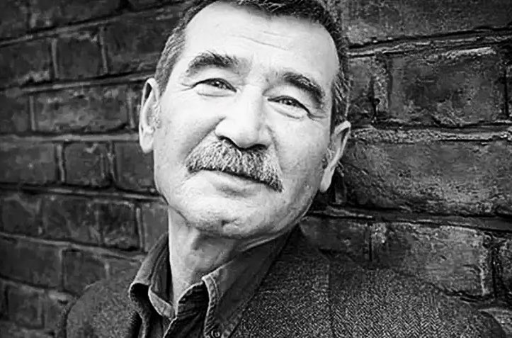 "Sımsıcak konuşurdun konuşunca
ırmak gibi rüzgar gibi konuşurdun
yayla kokuşlu çiçekler açardı sanki çiğdemler güller mor menevşeler açardı."

Çok geçmiş olsun Ahmet Kardeşim, bir an önce sağlığına kavuşman dileğiyle... #ahmettelli