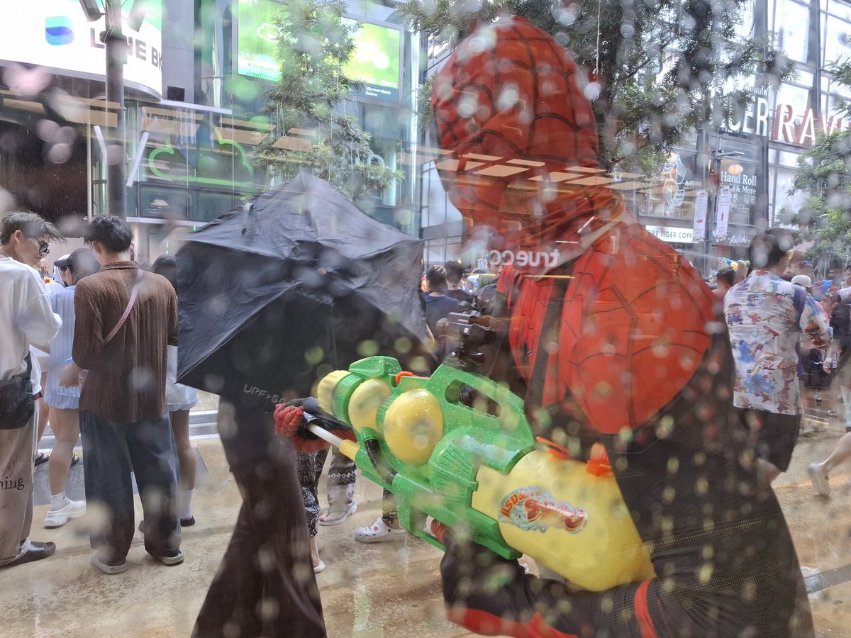 KhaosodEnglish's tweet image. Spiderman at Songkran in Bangkok’s Siam Square. (Photo taken on Wednesday afternoon at Siam Square area by @PravitR) #Thailand #Bangkok #SiamSquare #Spiderman #Songkran #สงกรานต์