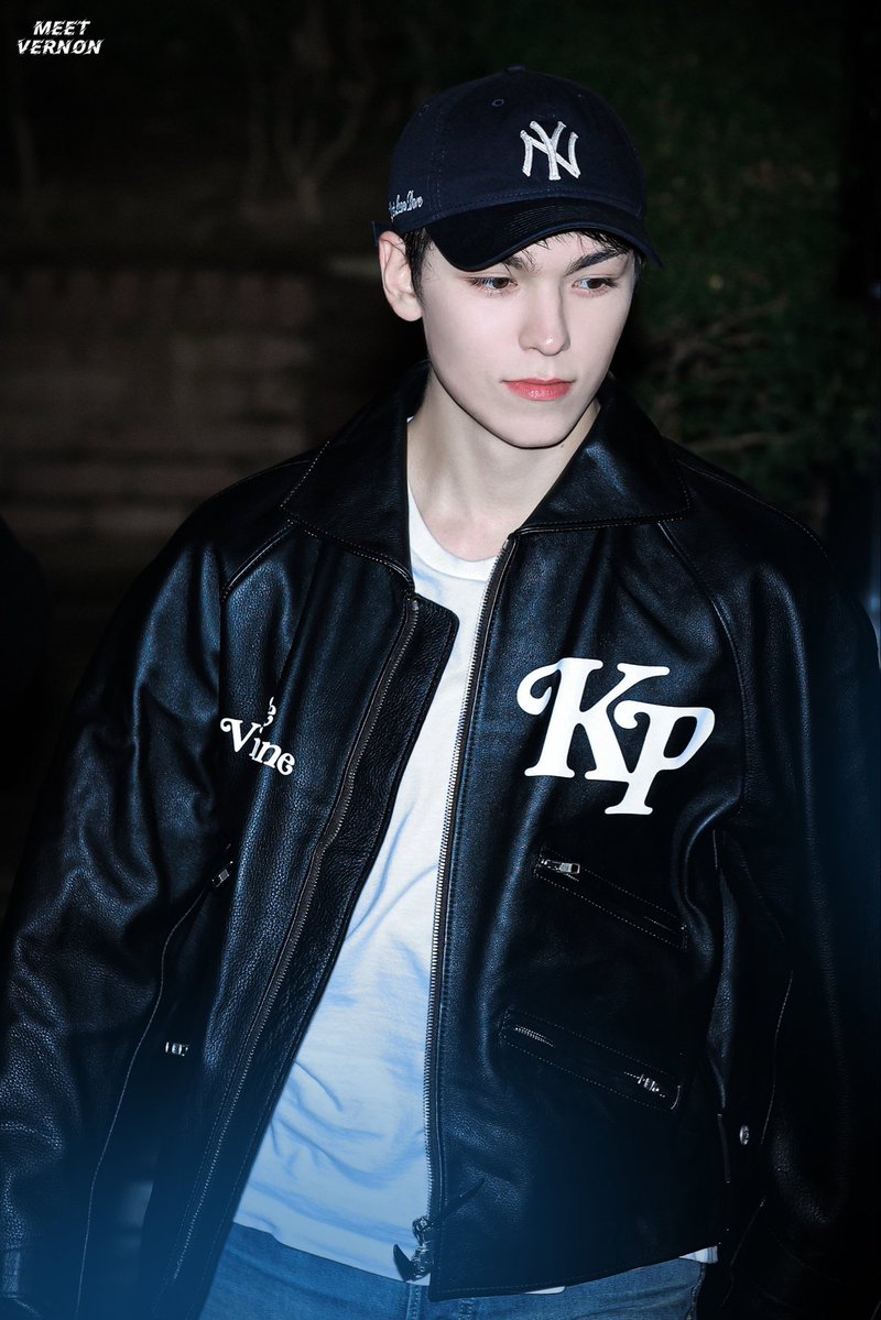 옆집대학생이렇게생겼을듯 stop...