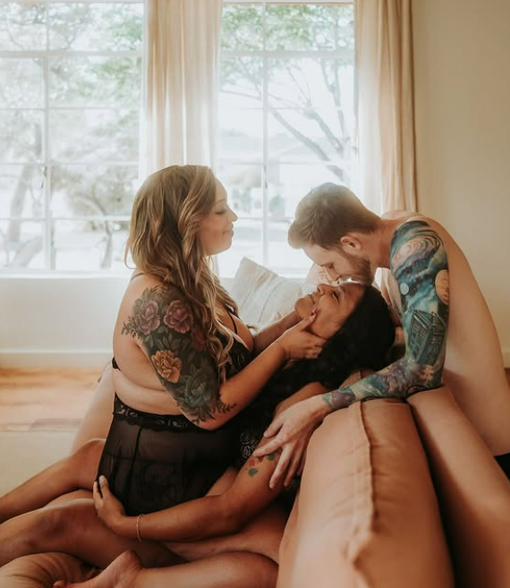 Threesomes Hub🍍 tweet media