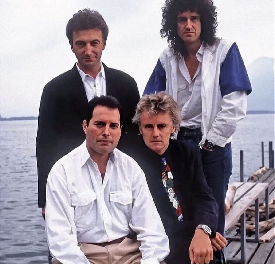 クイーンを好きになるメリット
・楽曲で元気をもらえる
・動画で元気をもらえる
・推し活で元気をもらえる
・CMソングで曲が流れると元気をもらえる
・メンバーがおじいちゃんになっても頑張ってる姿を見て元気をもらえる

デメリット⬇️