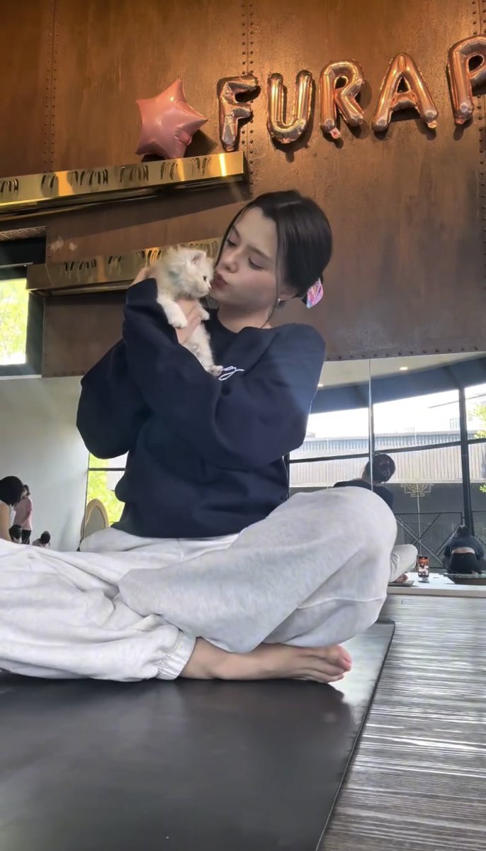 beckyfanclub05's tweet image. 🗒 𝗕𝗲𝗰𝗯𝗲𝗰 𝘄𝗼𝗿𝗹𝗱 🌎🫶🤏💞 

🧚‍♂️ : lowkey falling in love with cats🥹 hehe

🧚‍♂️ : kind of therapy never knew i needed🙂‍↔️

#beckysangels #BeckyArmstrong
#BeckyEntertainment