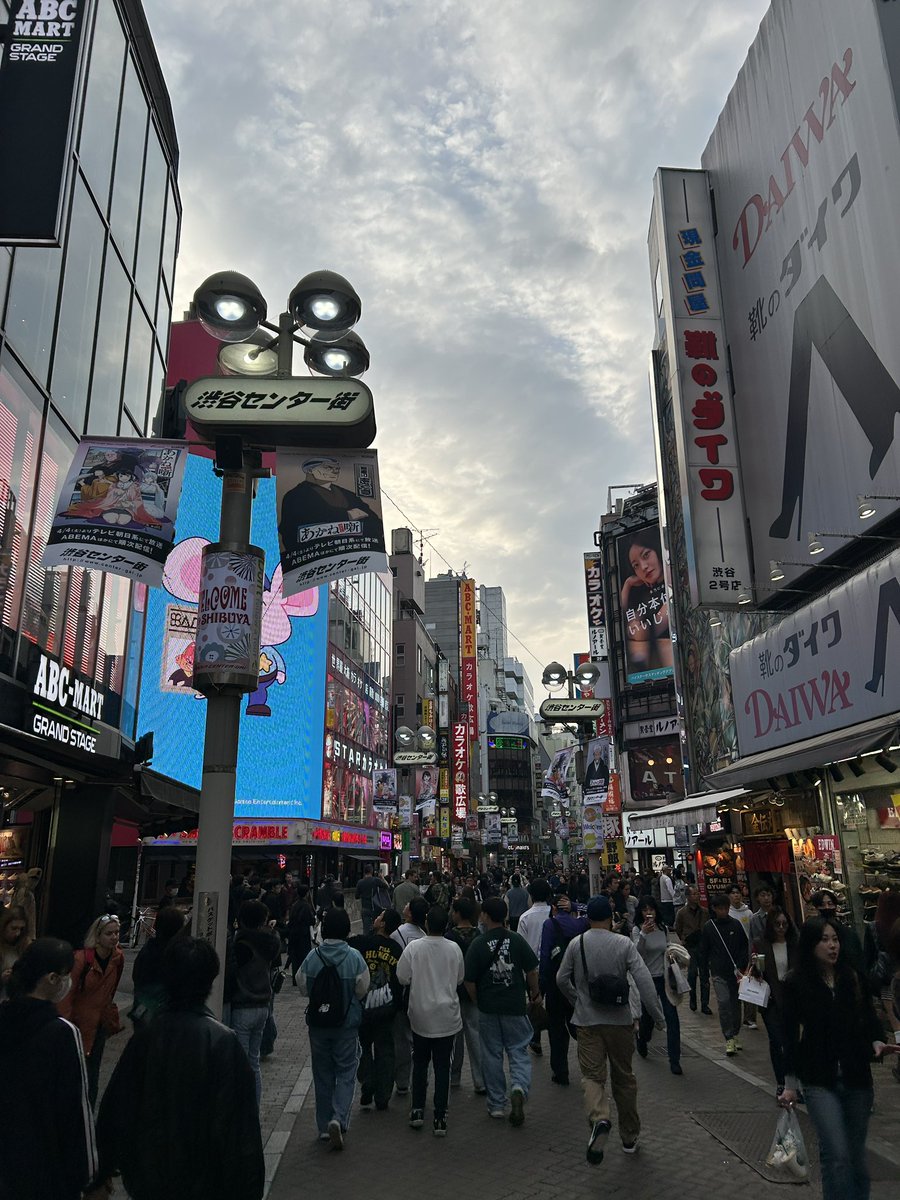 42x6SHhhviUkpLd's tweet image. สี่แยกShibuyaกลายเป็นที่สำหรับผู้คนครับ😳
ดูเหมือน“歩行者天国”ครับ😇🪽🚃
#โตเกียว #shibuya #ถนน 
#เที่ยวคนเดียว #เที่ยวญี่ปุ่น