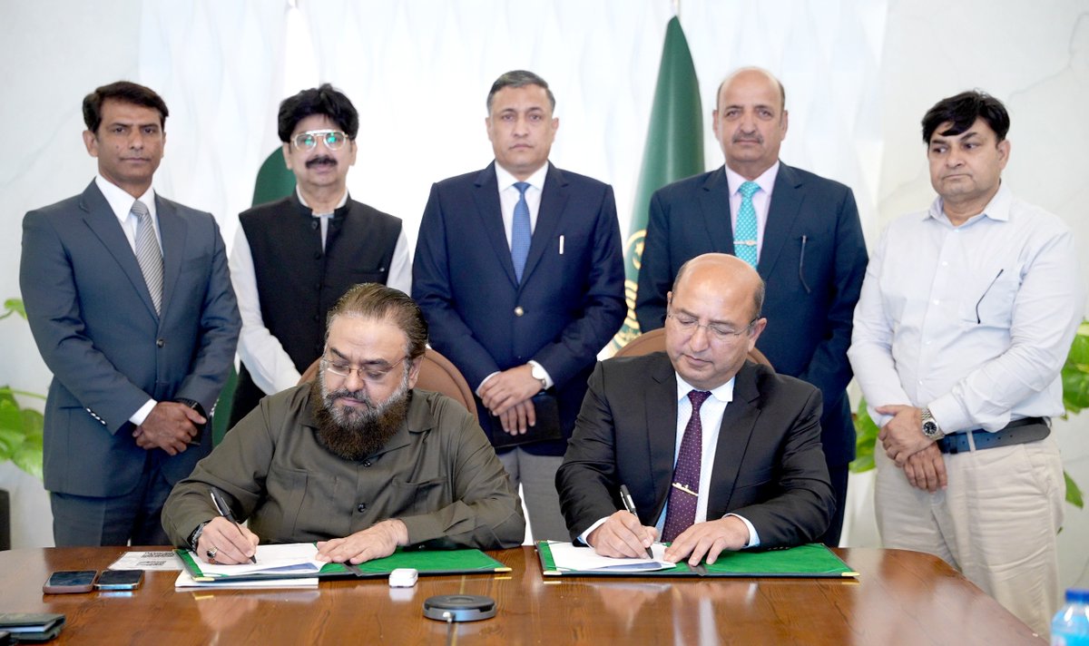 fwfpunjabpk's tweet photo. Punjab Forest Department Signs MOU with Bahria Foundation.
.
.
.
#punjabforests #bahriafoundation #MOUSigning #fwfpunjab #GovtOfPunjab https://t.co/EF8xVPwHsV