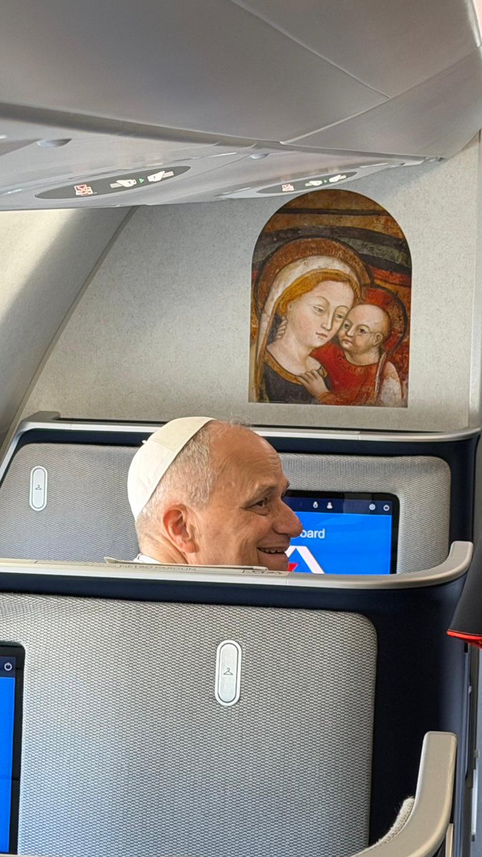 vaticannews_fr's tweet image. À Alger, le #Pape à bord de l'avion qui le conduit en ce moment à Yaoundé au Cameroun. Décollage à 10h16. #VoyageApostolique