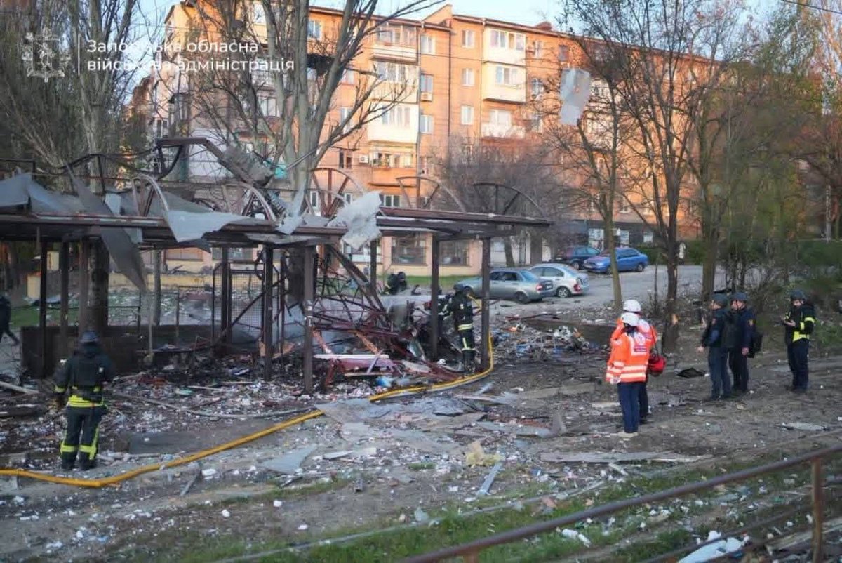 RedCrossUkraine's tweet image. ⚡️The Ukrainian Red Cross emergency response team in #Zaporizhzhia provided first aid &amp;amp; psychological support after another Russian strike. Volunteers assisted affected people on the ground as firefighters responded to multiple fires across the city #NotATarget #EmergencyResponse