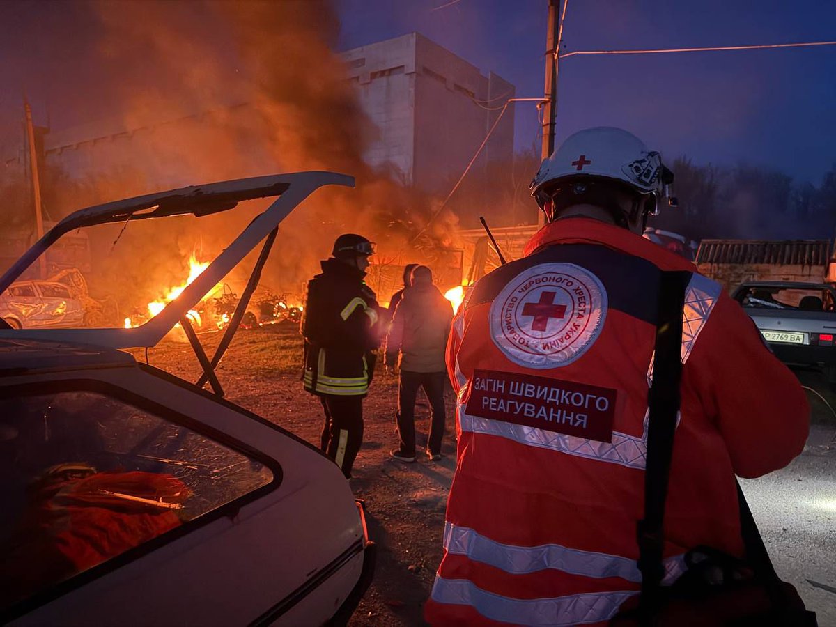 RedCrossUkraine's tweet image. ⚡️The Ukrainian Red Cross emergency response team in #Zaporizhzhia provided first aid &amp;amp; psychological support after another Russian strike. Volunteers assisted affected people on the ground as firefighters responded to multiple fires across the city #NotATarget #EmergencyResponse